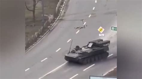 tanque russo passa por cima